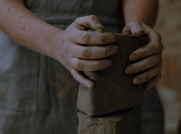 Préparation de l'argile pour la poterie