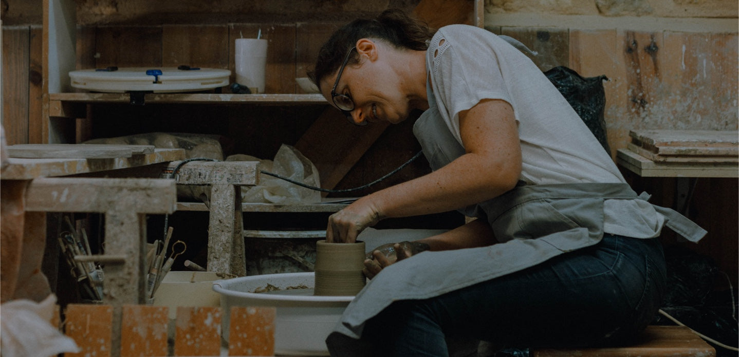 Fabrication de céramique artisanale au tour de potier