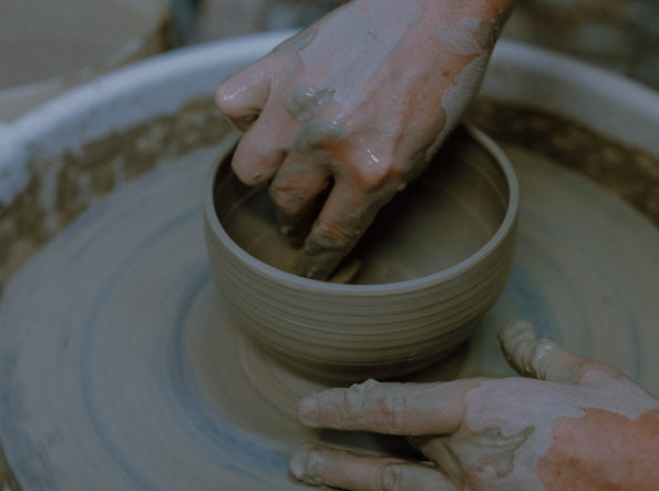 Tournage d'un bol en céramique sur le tour de potier