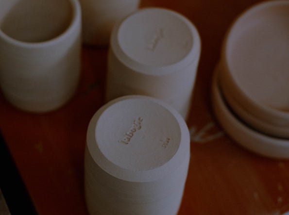 Pots biscuités en attente de l'émail