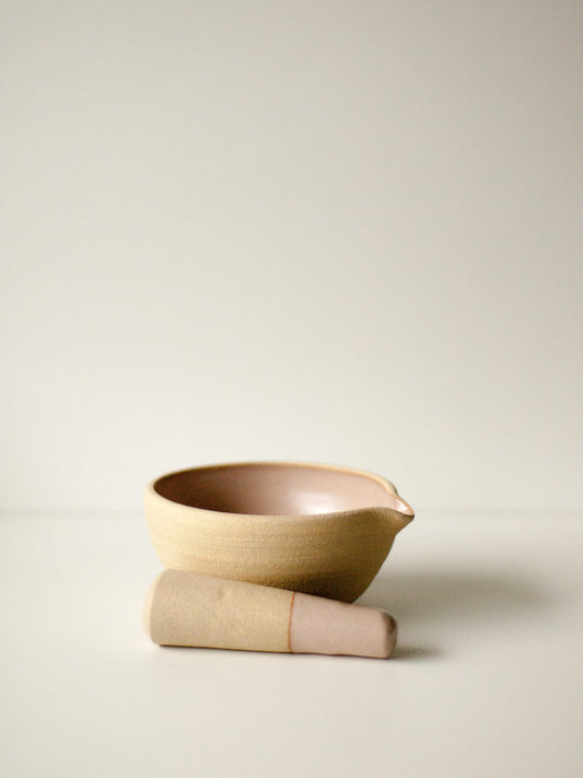 Mortier et pilon rose poudré