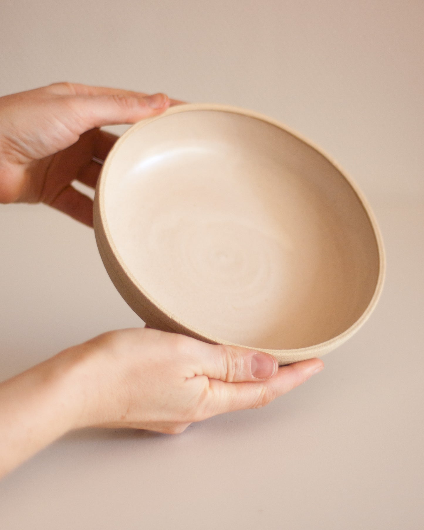 Assiette en céramique dans des mains